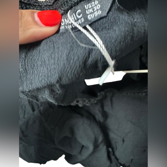 Women's black Top - Picture 2 of 3